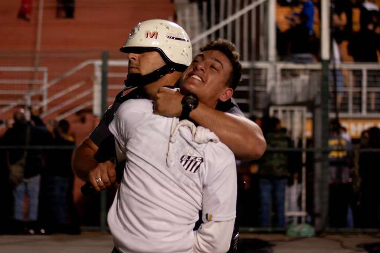 Torcedor invade o campo durante a partida entre Santos e Independiente, válida pela Copa Libertadores 2018, no Estádio do Pacaembu em São Paulo