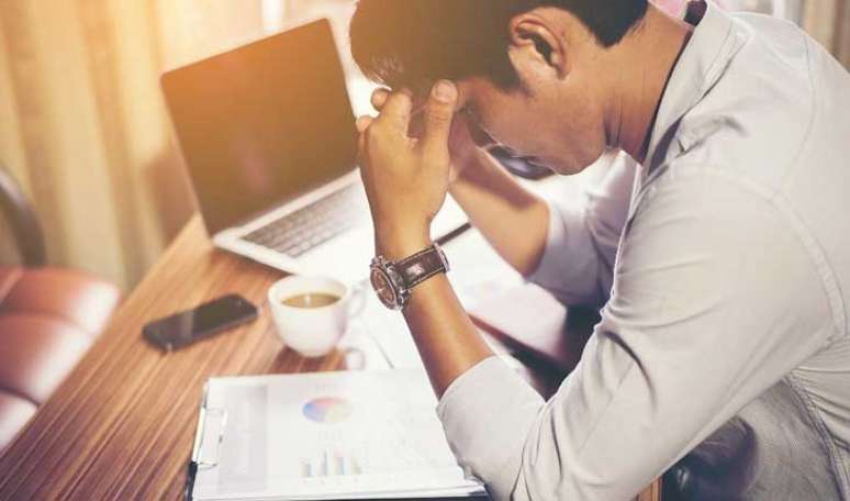 6. MANDE O ESTRESSE EMBORA: Ao correr, estimula-se a cria&ccedil;&atilde;o de novos neur&ocirc;nios, e eles s&atilde;o, em geral, menos responsivos ao estresse, da&iacute; a corrida ser um &oacute;timo aliado no combate &agrave; ansiedade. Pesquisadores americanos compararam a resposta de ratos ativos e sedent&aacute;rios ao estresse, e nos roedores ativos os neur&ocirc;nios mais jovens (formados ap&oacute;s a inser&ccedil;&atilde;o da rotina de exerc&iacute;cios f&iacute;sicos) ficaram menos ativados 