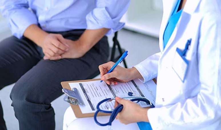 32. EXAMES NOTA 10: quem corre semanalmente pelo menos 16 k tem 39% menos chances de usar rem&eacute;dios para press&atilde;o alta e 34% menos probabilidade de precisar baixar o colesterol com medicamentos em compara&ccedil;&atilde;o com aqueles que n&atilde;o correm mais do que 3 k. Uma outra pesquisa, de cientistas da Universidade do Sul da Calif&oacute;rnia (EUA), acompanhou 91 corredores de 50 a 60 anos e descobriu que eles tinham melhores valores de press&atilde;o arterial, colesterol e triglic&eacute;rides em compara&ccedil;&atilde;o a sedent&aacute;rios da mesma idade 