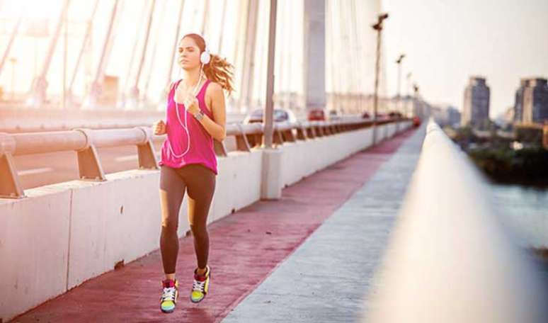 33. MENTE S&Atilde; SEMPRE: um estudo mostrou que mulheres ativas durante a adolesc&ecirc;ncia tinham menos propens&atilde;o a desenvolver dem&ecirc;ncia na velhice. E recentemente um estudo da Universidade de Pittsburgh (EUA) comprovou que mesmo a caminhada tem a&ccedil;&atilde;o efetiva na diminui&ccedil;&atilde;o dos riscos de dem&ecirc;ncia. A pesquisa foi realizada com quase 300 pessoas com m&eacute;dia de 78 anos e, ao fim de 13 anos, a turma dos que andavam pelo menos 1,5 k por dia n&atilde;o apresentou perda de massa cerebral, ao contr&aacute;rio dos sedent&aacute;rios 