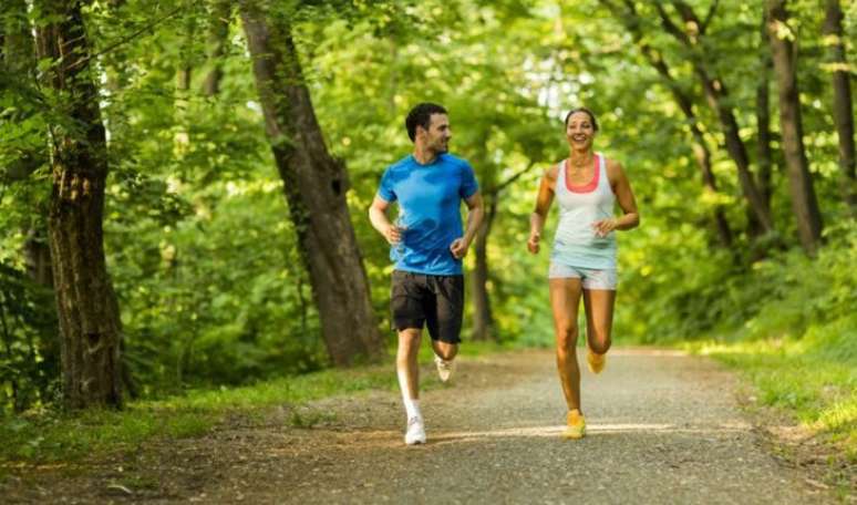 35. AMIZADE, COMPANHEIRISMO E CASAMENTO: &eacute; not&aacute;vel a uni&atilde;o entre os corredores. Seja no grupo de treino ou nas redes sociais, o assunto de quem curte as passadas &eacute; sempre o mesmo. E n&atilde;o raro termina at&eacute; em casamento, quando os pombinhos decidem unir seus pares de t&ecirc;nis. &ldquo;Conheci a Cintia, minha noiva, pelo Twitter, onde temos um grupo (twittersrun), no qual conversamos/discutimos sobre corridas. Tudo &eacute; muito mais f&aacute;cil, um respeita o treino do outro e sempre fazemos provas diferentes, at&eacute; para dar um apoio fora da corrida, j&aacute; que eu corro na elite dos amadores e ela na elite do fund&atilde;o&rdquo;, brinca o gerente financeiro Anderson Zacarias 