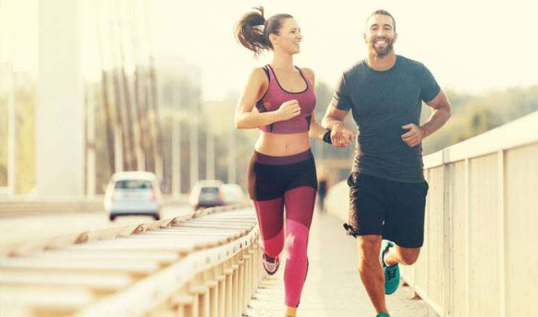 46. FELICIDADE PLENA: em sua disserta&ccedil;&atilde;o de mestrado defendida na Unicamp, o pesquisador F&aacute;bio Massarella identificou o estado &ldquo;flow&rdquo; em corredores de rua. Esse estado foi nomeado pelo psic&oacute;logo Mihalyi Csikszentmihalyi para identificar momentos que tiveram um significado de supera&ccedil;&atilde;o, exigiram muito esfor&ccedil;o, empenho e dedica&ccedil;&atilde;o, mas como recompensa deixaram a sensa&ccedil;&atilde;o de que se deu um passo &agrave; frente na exist&ecirc;ncia, de que algo foi acrescentado, de se tornar pessoas mais felizes, mais completas. Para Csikszentmihalyi, o flow &eacute; um estado mental no qual as pessoas est&atilde;o de tal maneira mergulhadas em uma atividade que nada mais parece ter import&acirc;ncia. O termo surgiu das descri&ccedil;&otilde;es que as pessoas faziam dos sentimentos envolvidos quando se encontravam imersas em determinada experi&ecirc;ncia, de alegria quase perfeita 