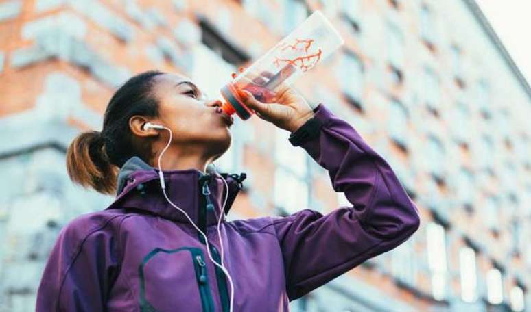 20. CURTA SUAS M&Uacute;SICAS FAVORITAS: al&eacute;m de ser um tempo para cuidar de si, a corrida pode ser feita ao som da sua playlist preferida. Estudo da Universidade de Brunel (Inglaterra) provou que a m&uacute;sica traz a sensa&ccedil;&atilde;o de o tempo passar mais r&aacute;pido, diminui a percep&ccedil;&atilde;o do cansa&ccedil;o e ainda melhora o humor 