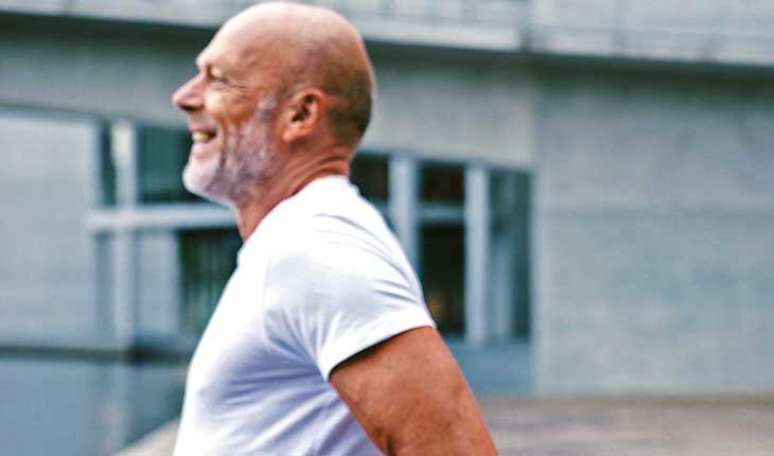 21. SEM IDADE: cientistas da Universidade de New Hampshire (EUA) e outras institui&ccedil;&otilde;es recrutaram 51 corredores experientes entre 18 e 77 anos para avaliar a economia de corrida, medida da quantidade de oxig&ecirc;nio usada para gerar energia para o exerc&iacute;cio, e descobriram que os corredores com mais de 60 anos n&atilde;o eram menos econ&ocirc;micos do que os jovens, como se pensava. O resultado mostrou que fisiologicamente, apesar de mais lentos, todos os corredores experientes eram igualmente econ&ocirc;micos na utiliza&ccedil;&atilde;o de oxig&ecirc;nio 