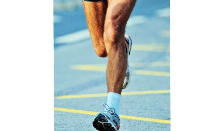 7. JOELHOS SADIOS: medo de sobrecarregar as articula&ccedil;&otilde;es n&atilde;o &eacute; uma desculpa 100% aceita. Sim, &eacute; verdade que a cada pisada o joelho de um corredor recebe uma for&ccedil;a igual a oito vezes o seu peso corporal, mas um estudo de 21 anos realizado na Universidade de Stanford (EUA), que acompanhou cerca de 1 000 corredores e n&atilde;o corredores, mostrou que n&atilde;o h&aacute; maior incid&ecirc;ncia de osteoartrite no grupo da corrida. Pesquisadores australianos tamb&eacute;m publicaram na revista Arthritis and Rheumatism os resultados de um estudo que mostrou que aqueles que se exercitavam vigorosamente tinham cartilagem do joelho mais grossa e saud&aacute;vel do que seus pares sedent&aacute;rios 