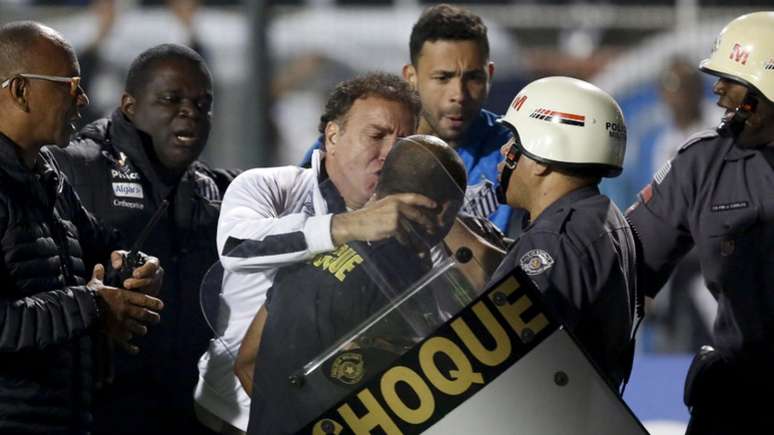 Cuca se envolveu em confusão com policiais no Pacaembu (Foto: Marco Galvão/Fotoarena)