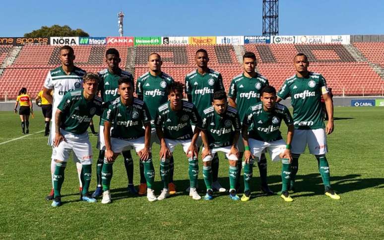 Artur (1º da esq. para a dir. na 2ª fileira) e Vitinho (3ª da esq. para a dir. na 2ª fileira (Foto: Divulgação/Palmeiras)