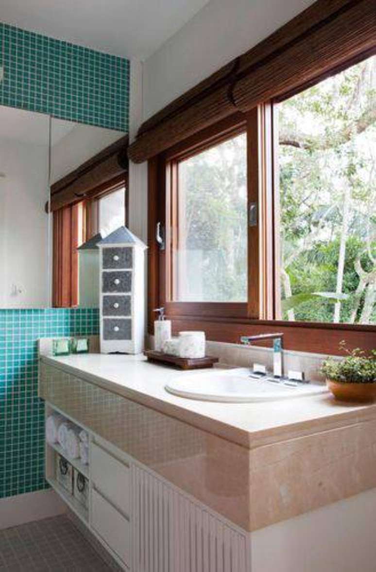 35. Abuse das texturas e cores nos banheiros modernos