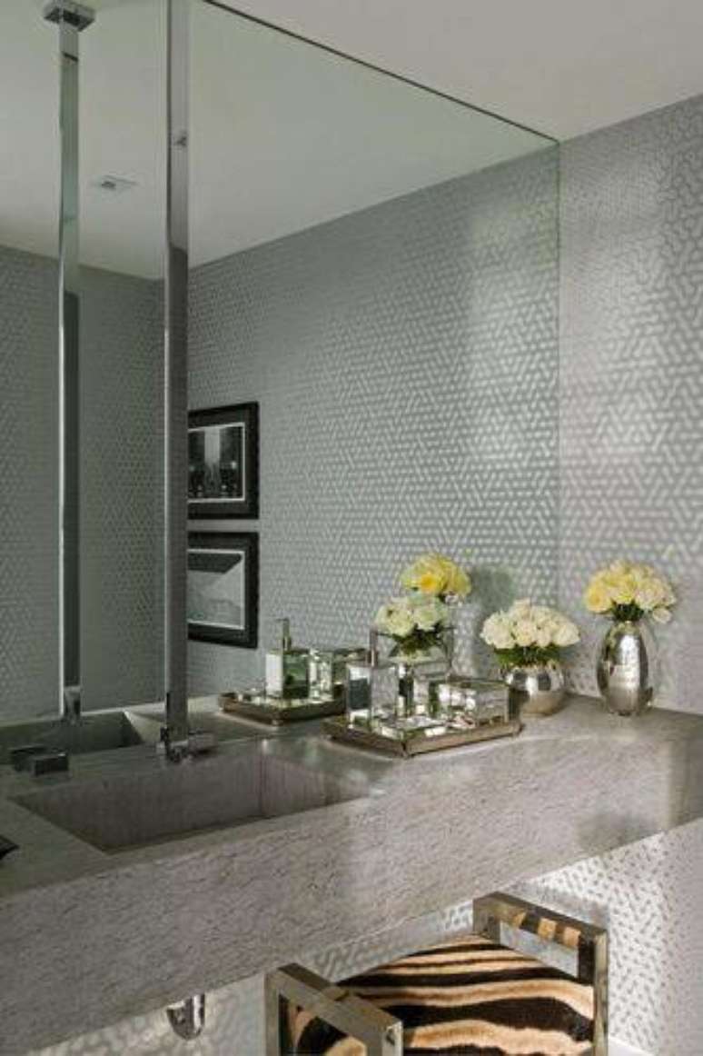 36. A cor cinza está em alta nas decorações de banheiros modernos