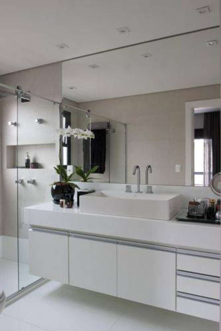 7. Muitos armários dos novos banheiros modernos não possuem maçaneta, deixando o móvel mais clean