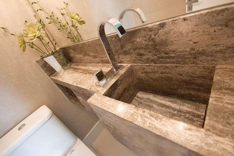 9. Os banheiros decorados com pia esculpida na pedra ganham um toque de eleg&acirc;ncia &ndash; Foto: Natalia Necco
