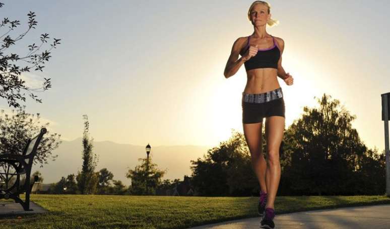 11. OU&Ccedil;A SEU CORPO: o momento da corrida &eacute; aquela hora do dia que permite um contato &iacute;ntimo com seu corpo. Preste aten&ccedil;&atilde;o ao seu cora&ccedil;&atilde;o, pulm&atilde;o, pernas. Tudo est&aacute; trabalhando em fun&ccedil;&atilde;o da corrida e do seu prazer no momento. Aproveite! 