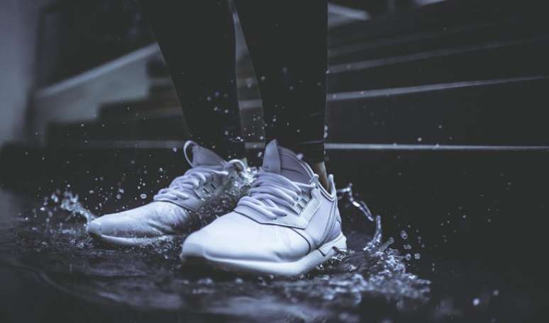 3. SEM TEMPO RUIM: O esporte pode ser praticado nas pra&ccedil;as, ruas, pistas, parques, academia ou na esteira dentro de casa. N&atilde;o importa a condi&ccedil;&atilde;o clim&aacute;tica ou se voc&ecirc; tem a companhia de outras pessoas ou equipamentos, voc&ecirc; sempre pode correr, sem desculpas. E o melhor, &eacute; de gra&ccedil;a! 