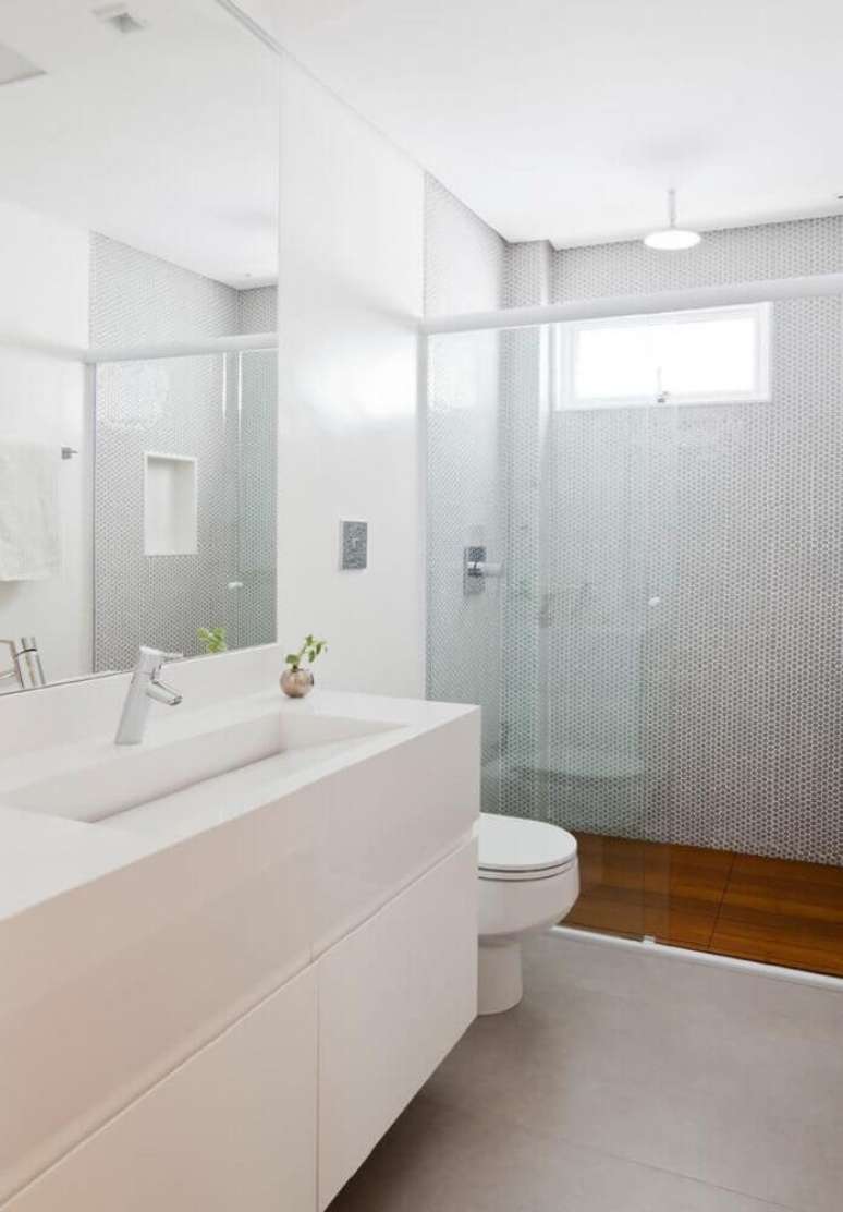 17. Decoração para banheiro branco com pia moldada com rampa em porcelanato – Foto: Tria Arquitetura