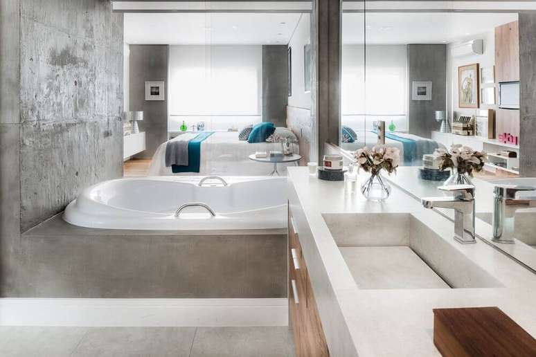 18. Decora&ccedil;&atilde;o para banheiro com cimento queimado na &aacute;rea da banheira e pia moldada na pedra &ndash; Foto: Decio Navarro