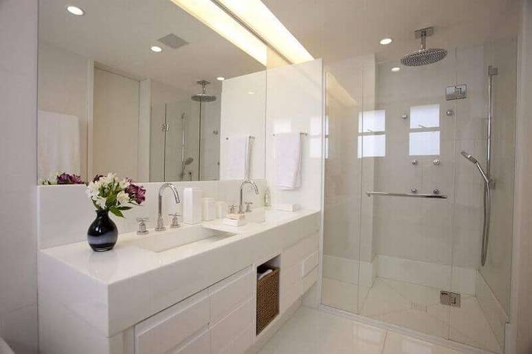 27. Decoração clean para banheiro todo branco com pia moldada em mármore – Foto: Ila Rosete
