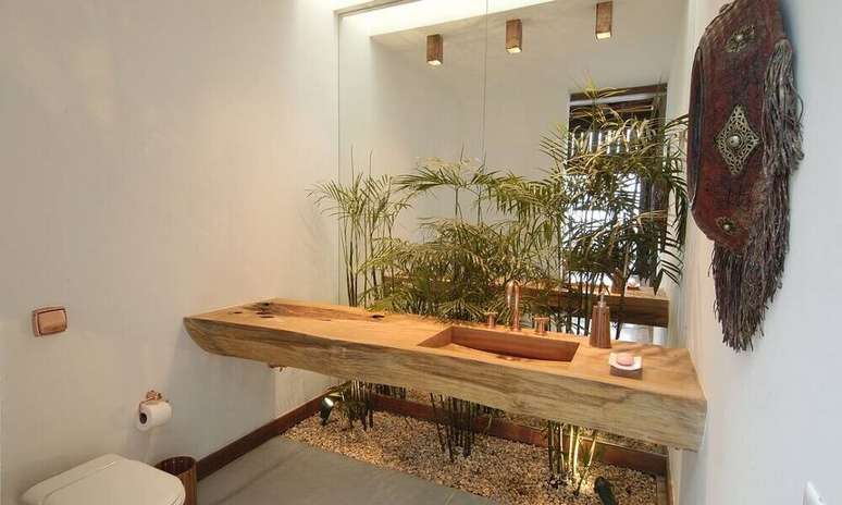29. Decoração para lavabo com pequeno jardim e pia escavada em madeira – Foto: Laiki mainās!