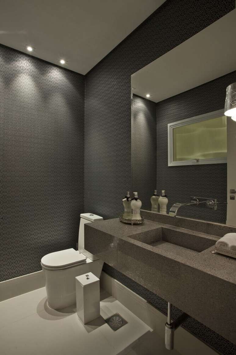 30. Decoração para banheiro com papel de parede em tons de cinza e pia esculpida em granito – Foto: Guardini Stancati