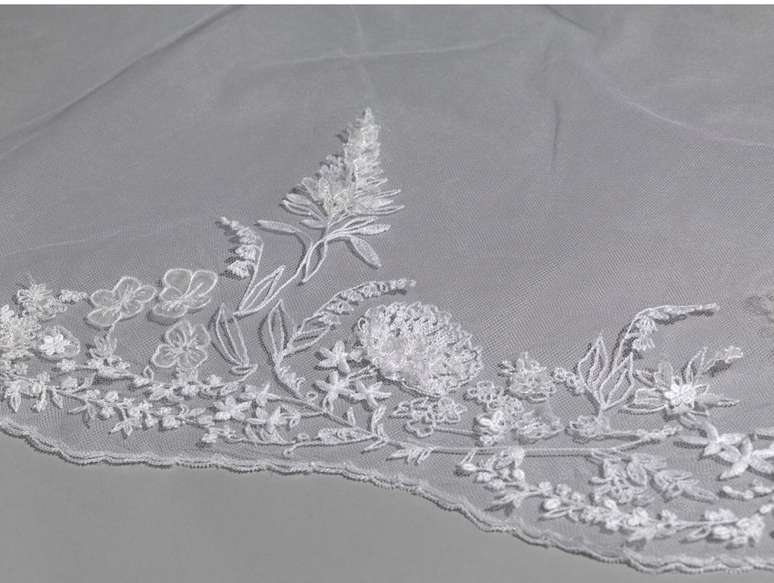 Detalhe do bordado do véu usado por Meghan Markle (Foto: Royal Collection Trust/Reprodução)