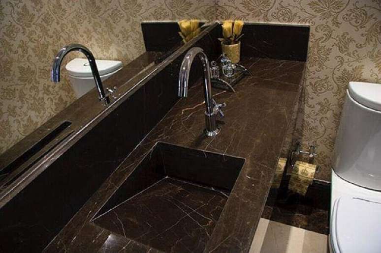 39. Lavabo decorado com papel de parede e pia moldada na pedra &ndash; Foto: Portela Designer M&aacute;rmores