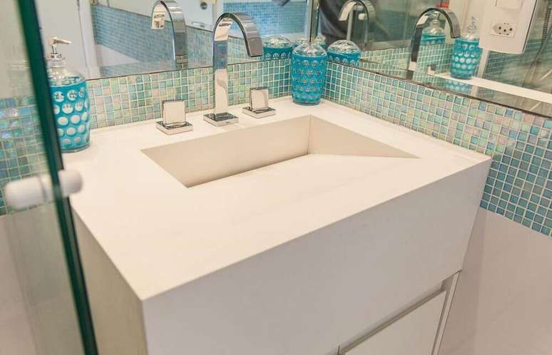 42. Modelo de pia esculpida em porcelanato &ndash; Foto: Seb Marmoraria e Constru&ccedil;&atilde;o