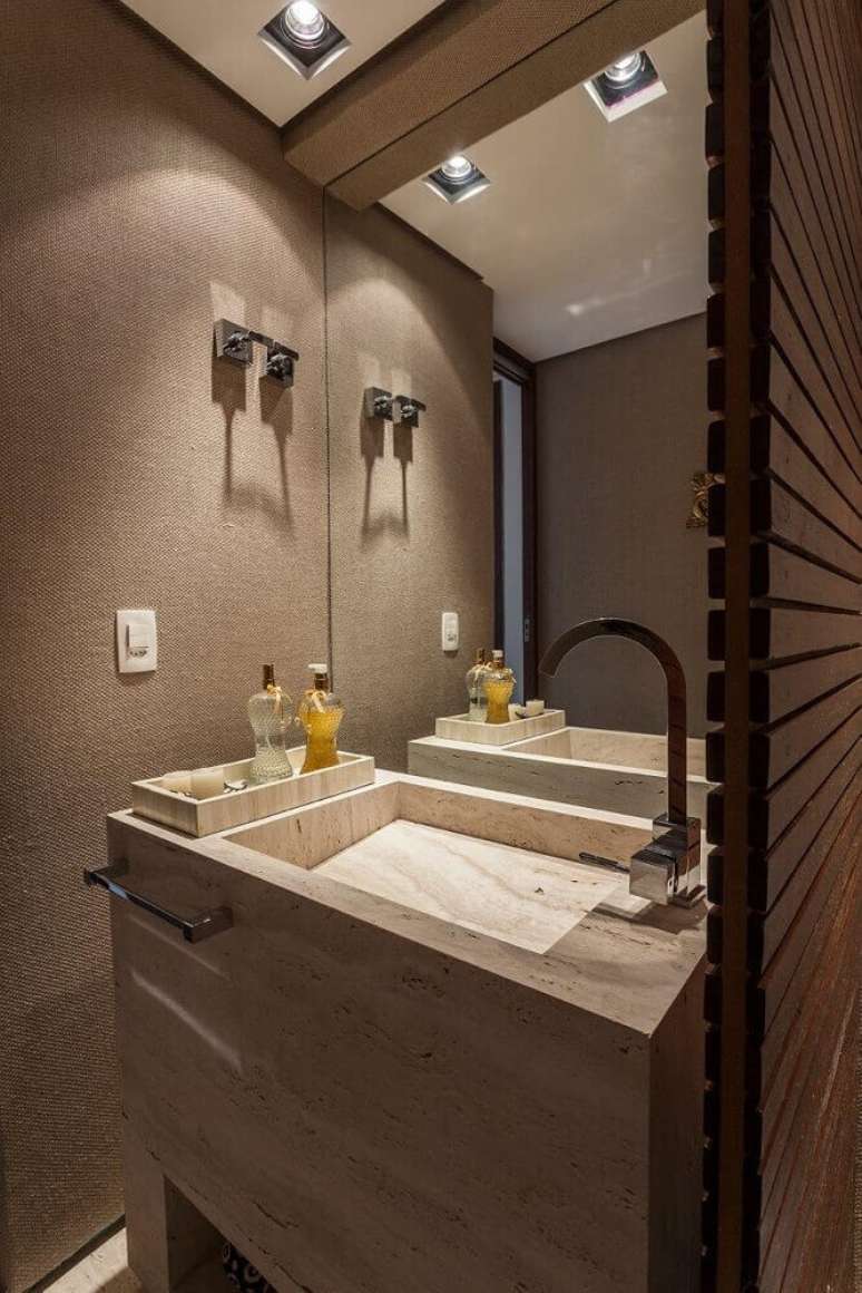 44. Lavado decorado com pia esculpida travertino &ndash; Foto: ArqDrops
