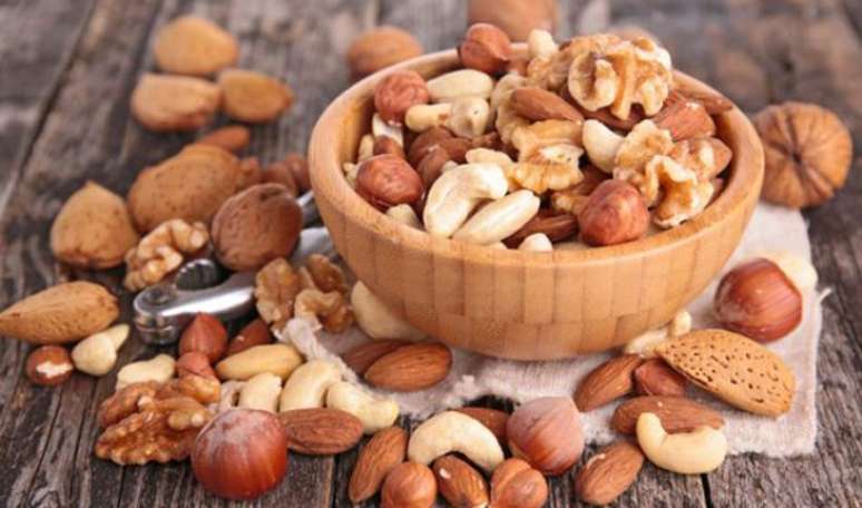 14. PETISCOS EQUILIBRADOS: &ldquo;Uma pessoa de 70 kg queima em m&eacute;dia 500 cal durante uma hora de corrida. Assim, se o gasto energ&eacute;tico di&aacute;rio &lsquo;normal&rsquo; &eacute; de 2 000 cal, no dia da corrida &eacute; de 2 500 cal. Como um bombom sonho de valsa tem 115 cal, por exemplo, esse corredor pode cometer alguns deslizes sem prejudicar a dieta&rdquo;, conta Serena del Favero, nutricionista especialista em Fisiologia do Exerc&iacute;cio pela Unifesp 