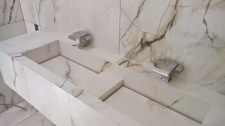 46. A pia escava com fundo reto que pode ser removido &eacute; uma excelente escolha, pois torna o processo de limpeza mais f&aacute;cil &ndash; Foto: Home Decoo