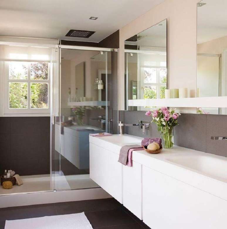 50. Decora&ccedil;&atilde;o delicada com tons claros e vaso de flores para banheiro com pia oculta &ndash; Foto: Pinterest