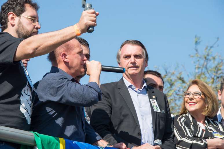 O candidato do PSL à Presidência da República, Jair Bolsonaro, discursa em carro de som após desembarcar no Aeroporto Salgado Filho, em Porto Alegre (RS), na manhã desta quarta-feira (29). Bolsonaro estava acompanhado do deputado Onyx Lorenzoni (DEM-RS).