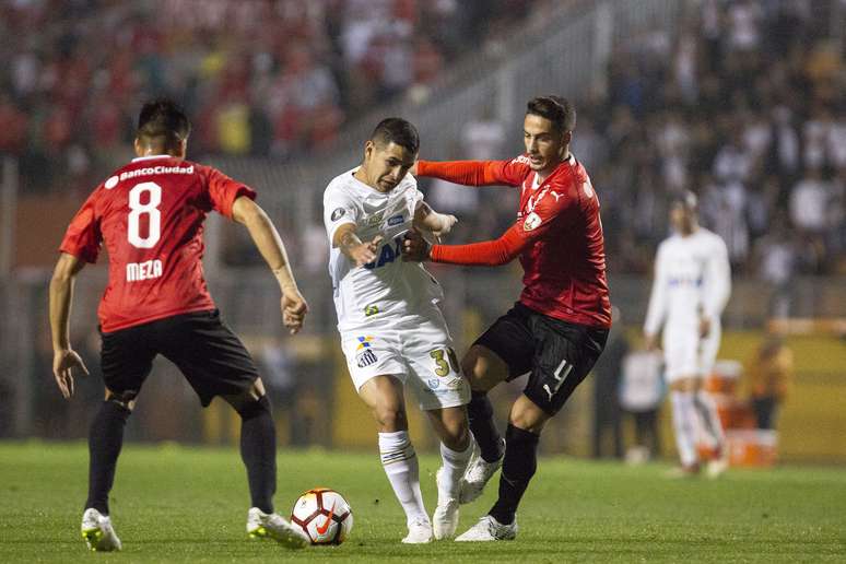 Derlis González é marcado por Alan Franco e Meza