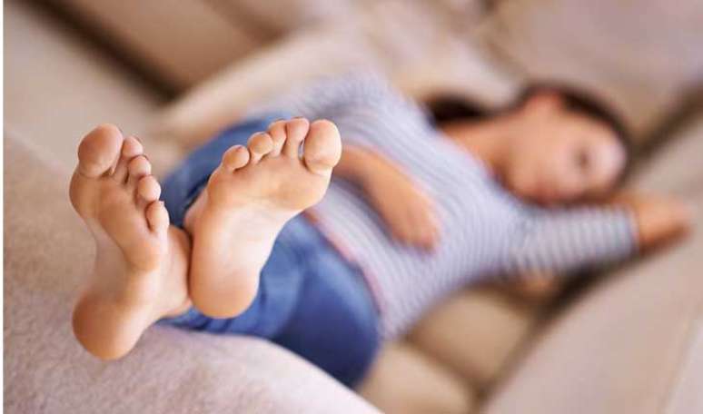 41. DESCANSO MAIS GOSTOSO: a pausa &eacute; t&atilde;o importante quanto o treinamento ou at&eacute; mais, pois possibilita a recupera&ccedil;&atilde;o das reservas energ&eacute;ticas e, com isso, o alcance de um melhor n&iacute;vel de condicionamento. Por isso, em alguns dias, voc&ecirc; pode se entregar &agrave; pregui&ccedil;a sem culpa. O descanso pode variar de 12 horas (treino leve) a 72 horas (treino intenso) 