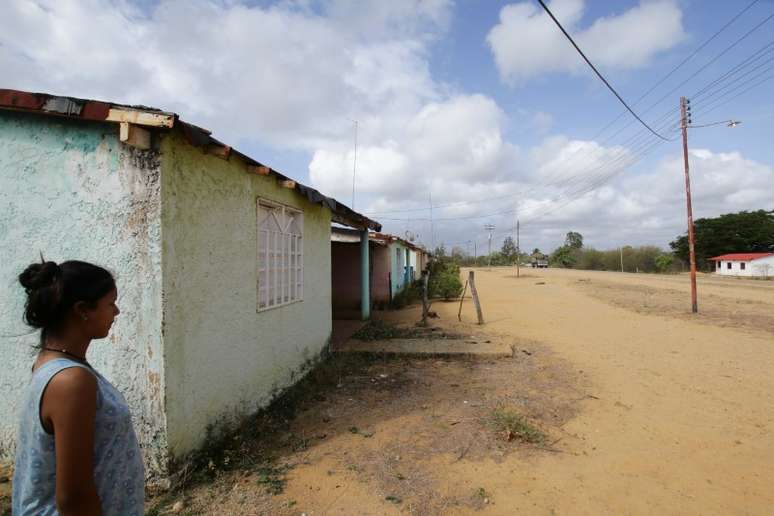 Mulher anda pela cidade de Atapirire, na Venezuela