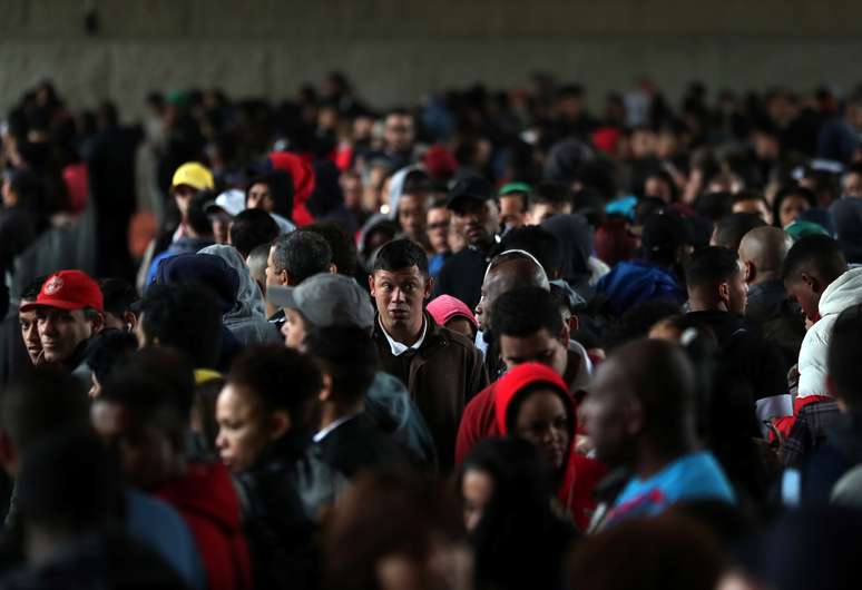 Pessoas fazem fila em busca de oportunidades de emprego no centro de S&atilde;o Paulo 06/08/2018 REUTERS/Paulo Whitaker