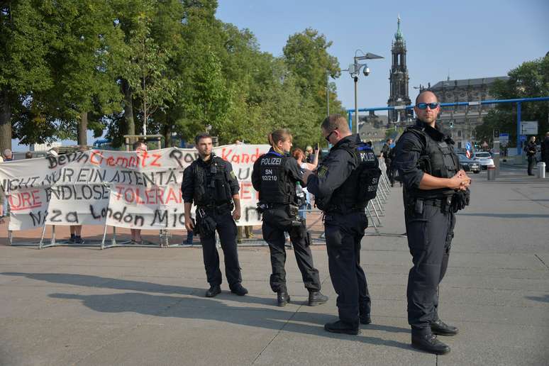 Policiais alemães durante protesto em Dresden 28/08/2018 REUTERS/Matthias Rietschel