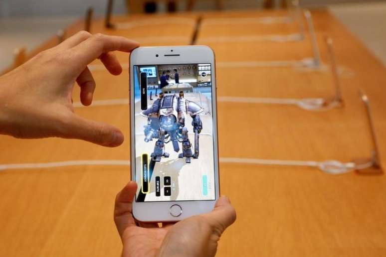 Um funcionário da Apple mostra a realidade aumentada em um iPhone 8 Plus na loja Apple Orchard Shop em Cingapura, 22/09/2017. REUTERS / Edgar Su
