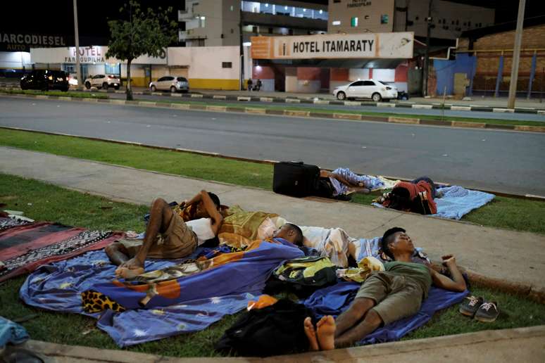 Venezuelanos dormem em rua de Boa Vista 24/08/2018 REUTERS/Nacho Doce