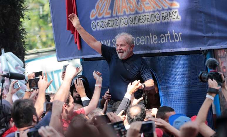 Former Brazilian President Luiz Inacio Lula da Silva is carried by supporters in front of the metallurgic trade union in Sao Bernardo do Campo, Brazil April 7, 2018. REUTERS/Leonardo Benassatto - RC1938410760