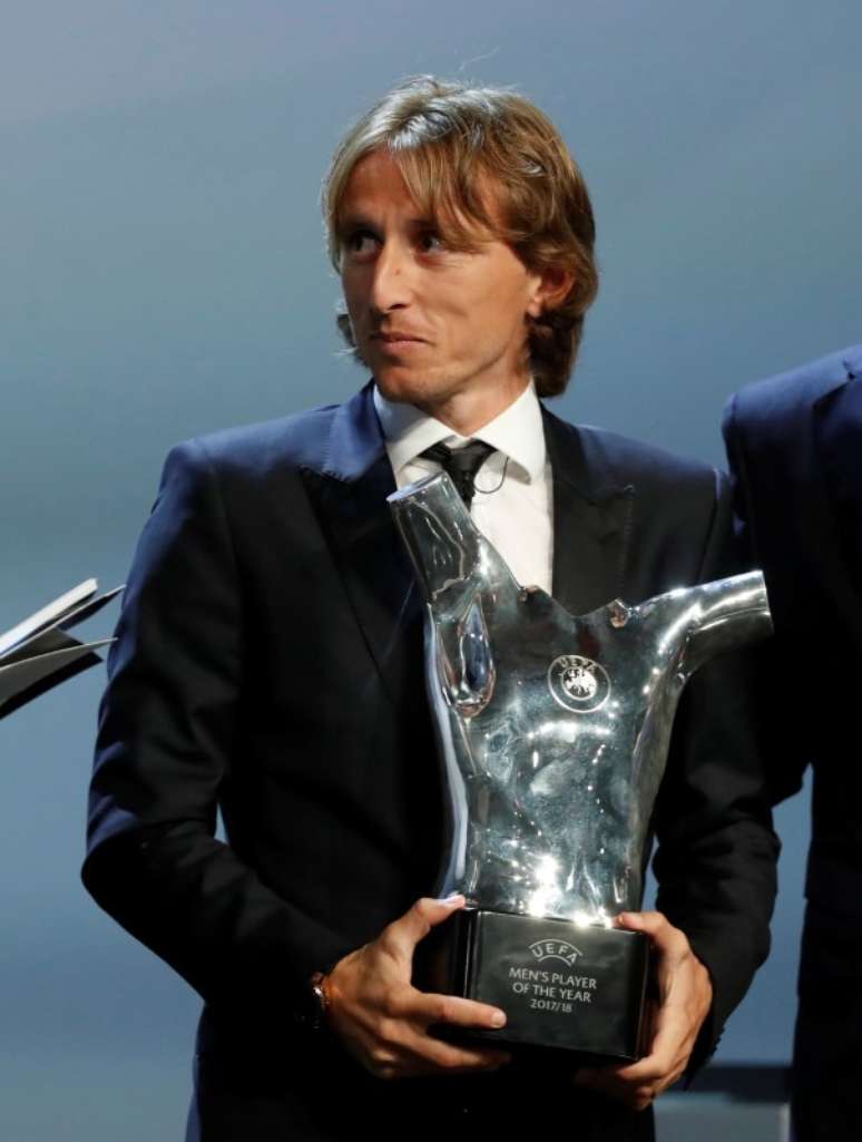 Modric recebe prêmio da Uefa
 30/8/2018      REUTERS/Eric Gaillard 