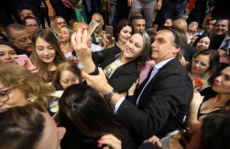 Candidato do PSL &agrave; Presid&ecirc;ncia, deputado Jair Bolsonaro, posa para foto com simpatizantes em Porto Alegre
30/08/2018
REUTERS/Diego Vara