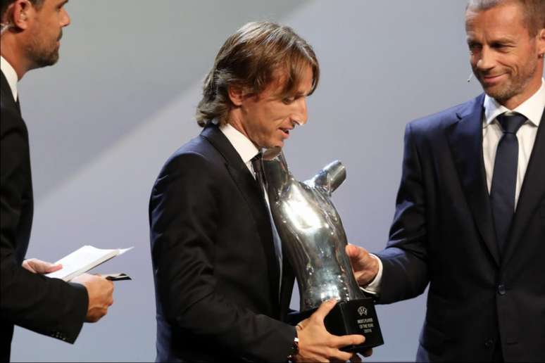 Modric recebe o prêmio de melhor jogador da Uefa (Foto: Valery Hache/AFP)