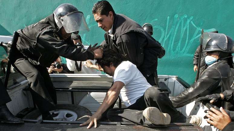 Duas pessoas morreram durante o conflito em Atenco; centenas ficaram feridas