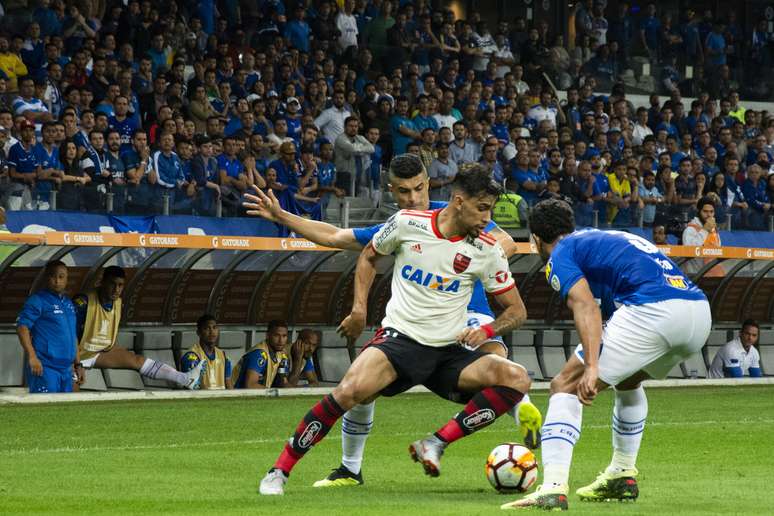 Paquetá domina a bola pelo Flamengo