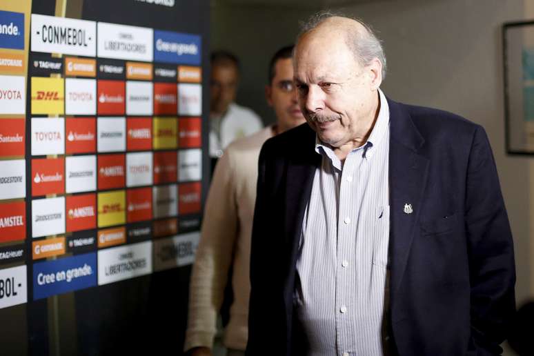 José Carlos Peres, presidente do Santos, chega para a partida contra o Independiente