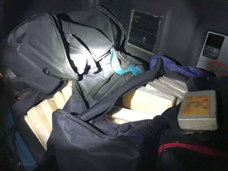 Bolsas com 435 quilos de cocaína avaliadas em R$ 6,5 milhões estavam escondidas dentro de caminhão e tinham o Rio de Janeiro como destino