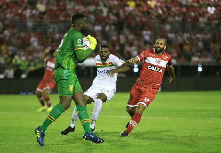 Com dois gols de falta, CRB bate Sampaio Corrêa e respira na Série B