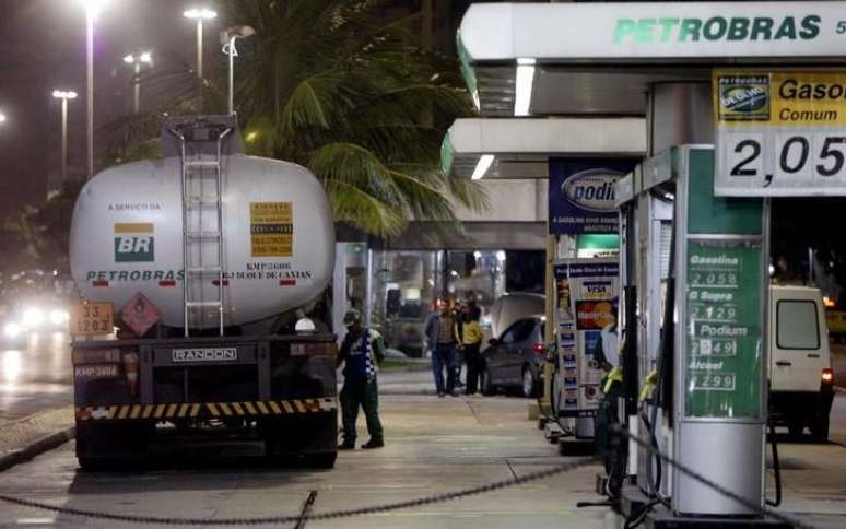 Caminhão abastece no Rio de Janeiro