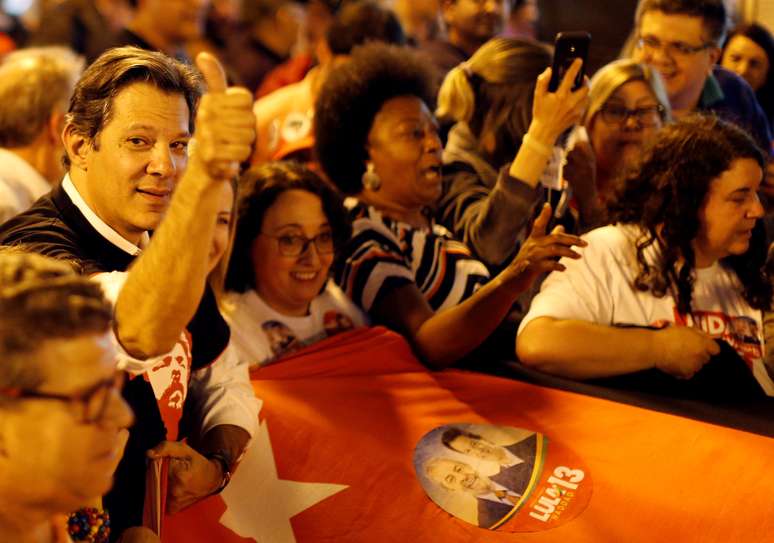 Candidato a vice-presidente de Lula, Fernando Haddad, participa de manifestação com simpatizantes em Curitiba
30/08/2018
REUTERS/Rodolfo Buhrer