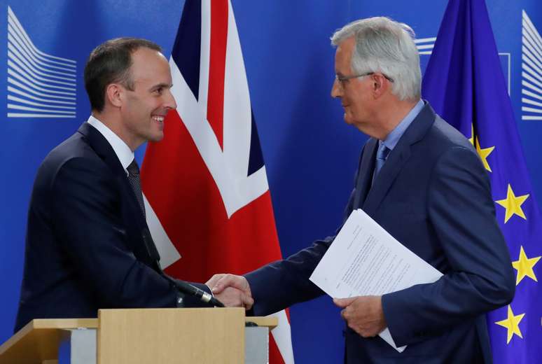 O negociador-chefe da UE para o Brexit, Michel Barnier (à direita), cumprimenta o representante britânico, Dominic Raab, durante entrevista coletiva em Bruxelas
26/07/2018
REUTERS/Yves Herman