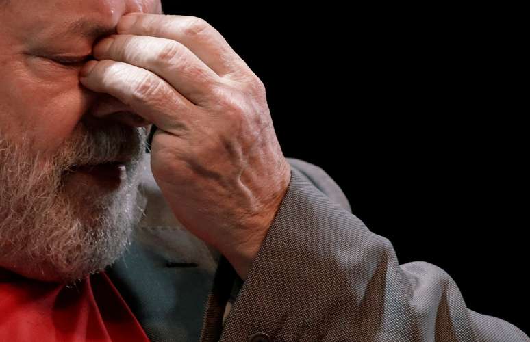 Former Brazilian President Luiz Inacio Lula da Silva gestures during a joint rally organized by left-wing political parties in Rio de Janeiro, Brazil April 2, 2018.  REUTERS/Ricardo Moraes - RC1C2F9AB860